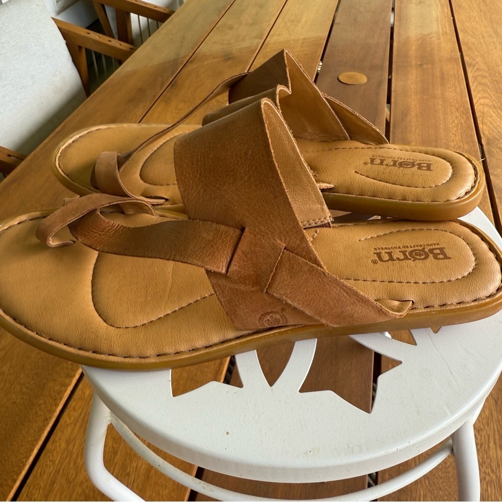 Born Veda Comfort Tan Leather Sandals Flip Flops Size 10M